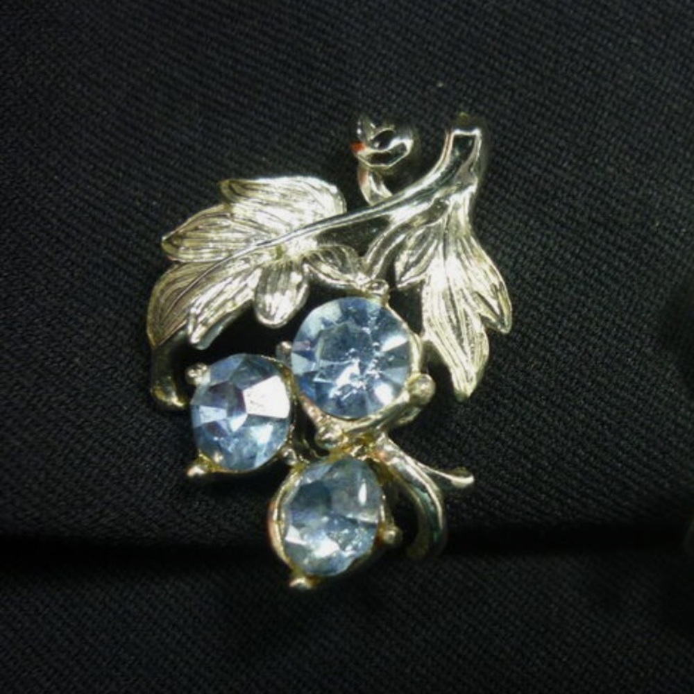 Coro silver blue rhinestone  screw back ear rings Vgt special Occassion